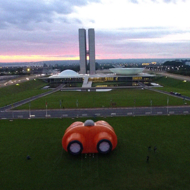 imagem sobre Binóculo vigia Esplanada dos Ministérios
