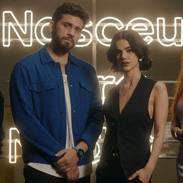 imagem sobre Manu Gavassi e Mioto 
em clipe de Samsung